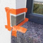 Oprava styku ostenia a parapetu po odstraneni zatekania do bytu popri okne, horolezecka oprava