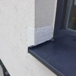 Oprava styku ostenia a parapetu po odstraneni zatekania do bytu popri okne, horolezecka oprava